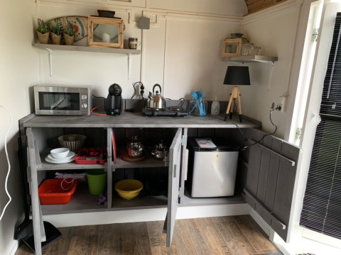Kompakt tekøkken i Tiny wagons, Marina Parcs Naarden, Holland med mikrobølgeovn og minikøleskab.