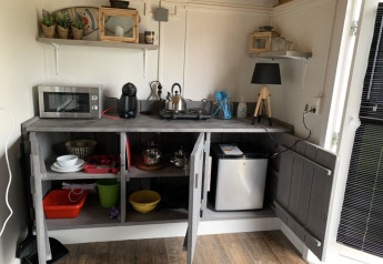 Kompakt tekøkken i Tiny wagons, Marina Parcs Naarden, Holland med mikrobølgeovn og minikøleskab.