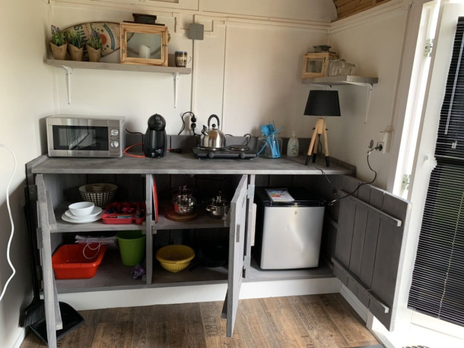 Kleine Küchenzeile im Tiny House bei Tiny wagons, Marina Parcs Naarden, Niederlande mit Geräten.