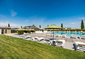 Udendørs poolområde med liggestole og parasoller på Resort Mooi Bemelen, ved lodge Biebosch - Sunshower.