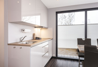 Cucina moderna e sala da pranzo su una houseboat con ampie finestre da Welcome In - Friesland, Paesi Bassi.