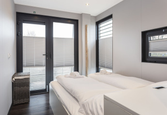 Camera moderna su una houseboat a Offingawier, Frisia, con letto matrimoniale e luce naturale.