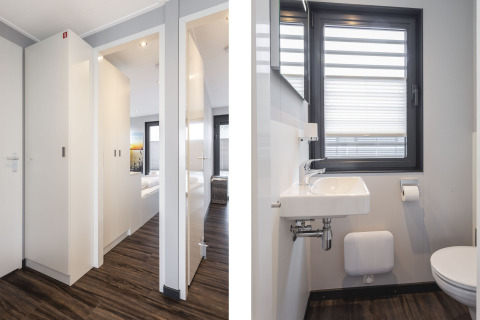 Couloir et salle de bain modernes sur une péniche avec parquet et lumière naturelle, Offingawier, Pays-Bas.