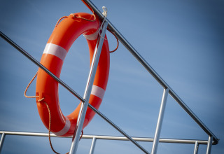 Rettungsring an Reling eines Hausboots bei Houseboat + roof terrace | Offingawier in Friesland, Niederlande.