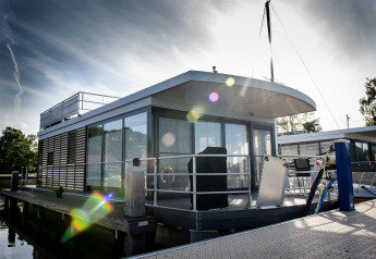 Péniche moderne avec terrasse sur le toit à quai à Offingawier, Friesland, aux Pays-Bas.