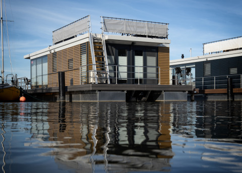Moderne husbåd med tagterrasse ved vandet, Houseboat + roof terrace i Offingawier, Friesland, Holland