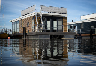 Moderne husbåd med tagterrasse ved vandet, Houseboat + roof terrace i Offingawier, Friesland, Holland
