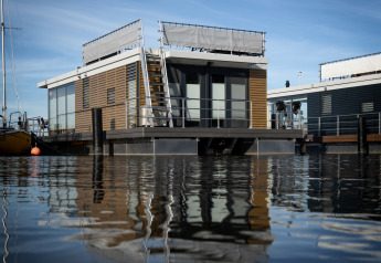 Houseboat moderna con terrazza sul tetto sull’acqua, Offingawier, Friesland, Paesi Bassi