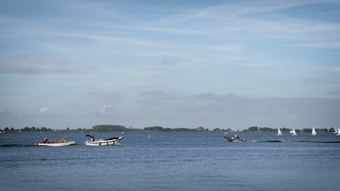 Udsigt over søen med både og sejlbåde, set fra Houseboat + tagterrasse i Offingawier, Friesland, Holland.