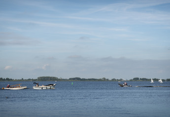 Vista sul lago con barche e barche a vela dalla Houseboat + roof terrace a Offingawier, Friesland, Paesi Bassi.