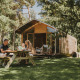 Gezin geniet van een picknick bij een moderne Wikkelhouse lodge op Beerze Bulten in Nederland.