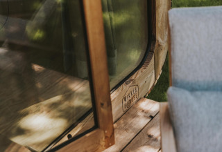 Primo piano di finestra e terrazza in legno al Wikkelhouse Duo Lodge di Beerze Bulten, Olanda.