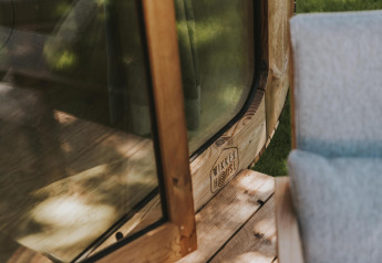 Primer plano de ventana de madera en la cabaña Wikkelhouse Duo en Beerze Bulten, Países Bajos.