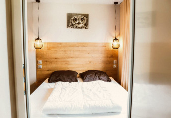 Chambre moderne à Tiny Court, Holiday park De Boshoek, Pays-Bas, avec panneau bois et tableau de hibou.