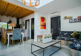 Modernes Interieur im Nature House auf Buitengoed Ruysbos, Niederlande, mit Esstisch und Wohnbereich.