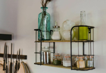 Mensola da cucina al Nature House, Buitengoed Ruysbos, con bottiglie, barattoli e spezie in mostra.