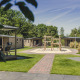 Vista exterior del lodge 6x bungalette en Holiday Park Mölke, Países Bajos, con parque infantil y áreas verdes.