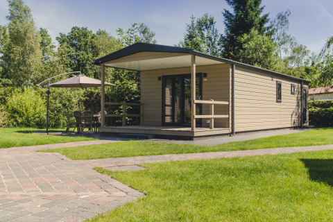 Moderne 6-persoons bungalette in Holiday Park Mölke, Nederland, met ruim terras en tuinmeubilair.