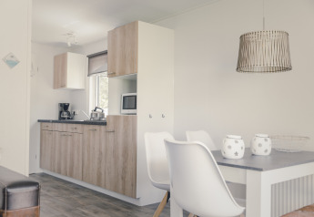 Cuisine moderne et salle à manger dans un lodge 6x bungalette au Holiday Park Mölke, Pays-Bas, décor bois.