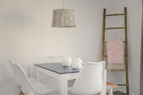 Moderne eetruimte in 6x bungalette bij Holiday Park Mölke, Nederland, met tafel en witte stoelen.