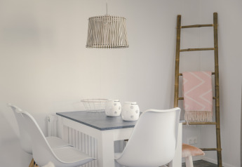 Moderne eetruimte in 6x bungalette bij Holiday Park Mölke, Nederland, met tafel en witte stoelen.