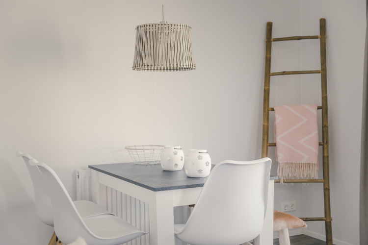 Comedor moderno en 6x bungalette de Holiday Park Mölke, Países Bajos, con mesa y sillas blancas.