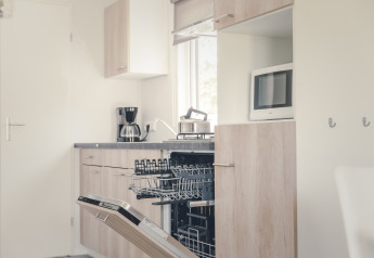 Cocina moderna en un bungalette 6x del Holiday Park Mölke, Países Bajos, con lavavajillas y microondas.