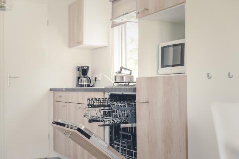 Moderne keuken in een 6x bungalette in Holiday Park Mölke, Nederland, met vaatwasser en microgolfoven.