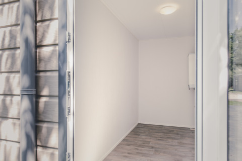 Ingang naar een kleine, lege kamer van de 6x bungalette bij Holiday Park Mölke in Nederland.