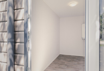 Entrada a una pequeña habitación vacía en el 6x bungalette en Holiday Park Mölke, Países Bajos.