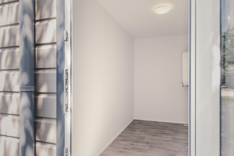 Entrada a una pequeña habitación vacía en el 6x bungalette en Holiday Park Mölke, Países Bajos.