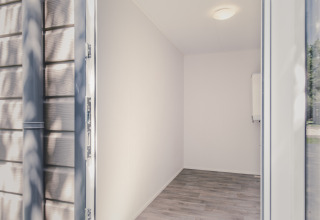 Indgangen til et lille, tomt værelse i 6x bungalette på Holiday Park Mölke, Holland med lyse vægge.