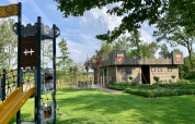 Parque infantil y cabaña de madera temática de castillo en Holiday Park 't Rheezerwold, Países Bajos.