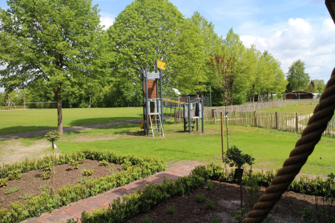 Blick auf den Spielplatz bei Castle the Pond Gate, Holiday Park 't Rheezerwold in den Niederlanden.