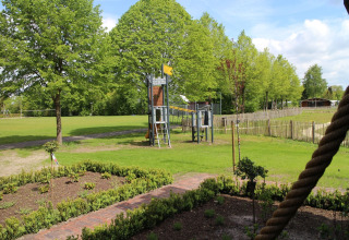 Vista del área de juegos en Castle the Pond Gate, Holiday Park 't Rheezerwold, Países Bajos, día soleado.