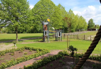 Vista del área de juegos en Castle the Pond Gate, Holiday Park 't Rheezerwold, Países Bajos, día soleado.