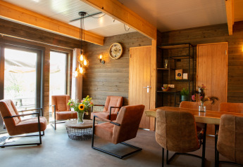 Intérieur d’un lodge chaleureux au Castle the Pond Gate, Holiday Park 't Rheezerwold aux Pays-Bas, ambiance bois.