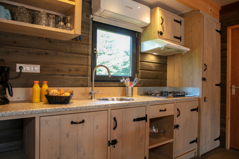 Cucina moderna di lodge presso Castle the Pond Gate, Holiday Park 't Rheezerwold nei Paesi Bassi con mobili in legno.