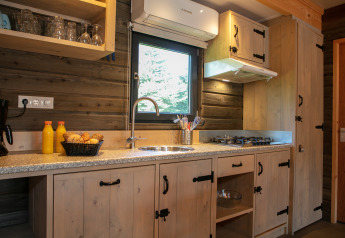 Cucina moderna di lodge presso Castle the Pond Gate, Holiday Park 't Rheezerwold nei Paesi Bassi con mobili in legno.