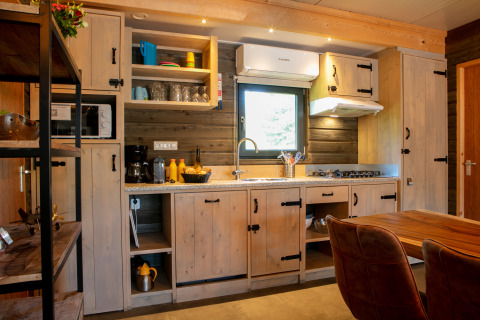 Knusse keuken in Castle the Pond Gate lodge op vakantiepark 't Rheezerwold in Nederland.