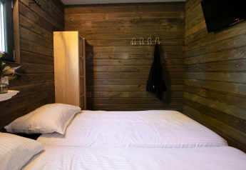 Slaapkamer in Castle the Pond Gate, Holiday Park 't Rheezerwold, houten muren en twee aparte bedden.