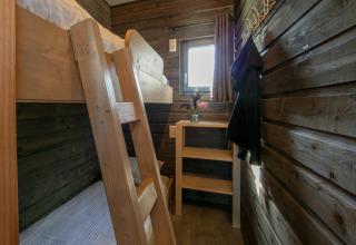 Gemütliches Zimmer mit Etagenbett, Holzwänden, kleinem Schreibtisch und Fenster in Castle the Pond Gate.