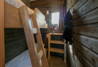 Gemütliches Zimmer mit Etagenbett, Holzwänden, kleinem Schreibtisch und Fenster in Castle the Pond Gate.