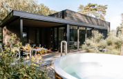 Lujosa cabaña con arquitectura moderna y jacuzzi exterior en Soof Retreats, Países Bajos, entre naturaleza.