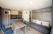 Moderne lodge på Urban-Gardens i Belgien med åbent køkken, spisestue og hyggelig opholdsstue.