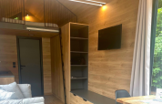 Moderne interiør i et tiny house ved Urban-Gardens i Belgien med hems og trægulve.