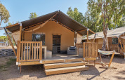 Alojamiento glamping en Villatent Outback con terraza de madera, muebles al aire libre y hamaca.