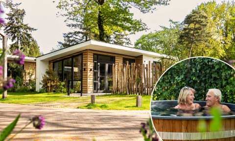Moderne Silva Wellness-lodge bij Bospark Ede in Nederland met hottub en stel genietend van de buitenspa.