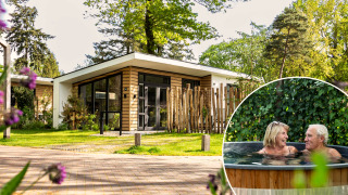 Moderne Silva Wellness-lodge bij Bospark Ede in Nederland met hottub en stel genietend van de buitenspa.