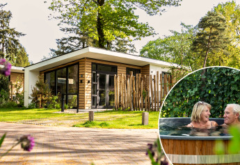 Lodge moderno Silva Wellness en Bospark Ede, Países Bajos, con jacuzzi y pareja disfrutando del spa exterior.